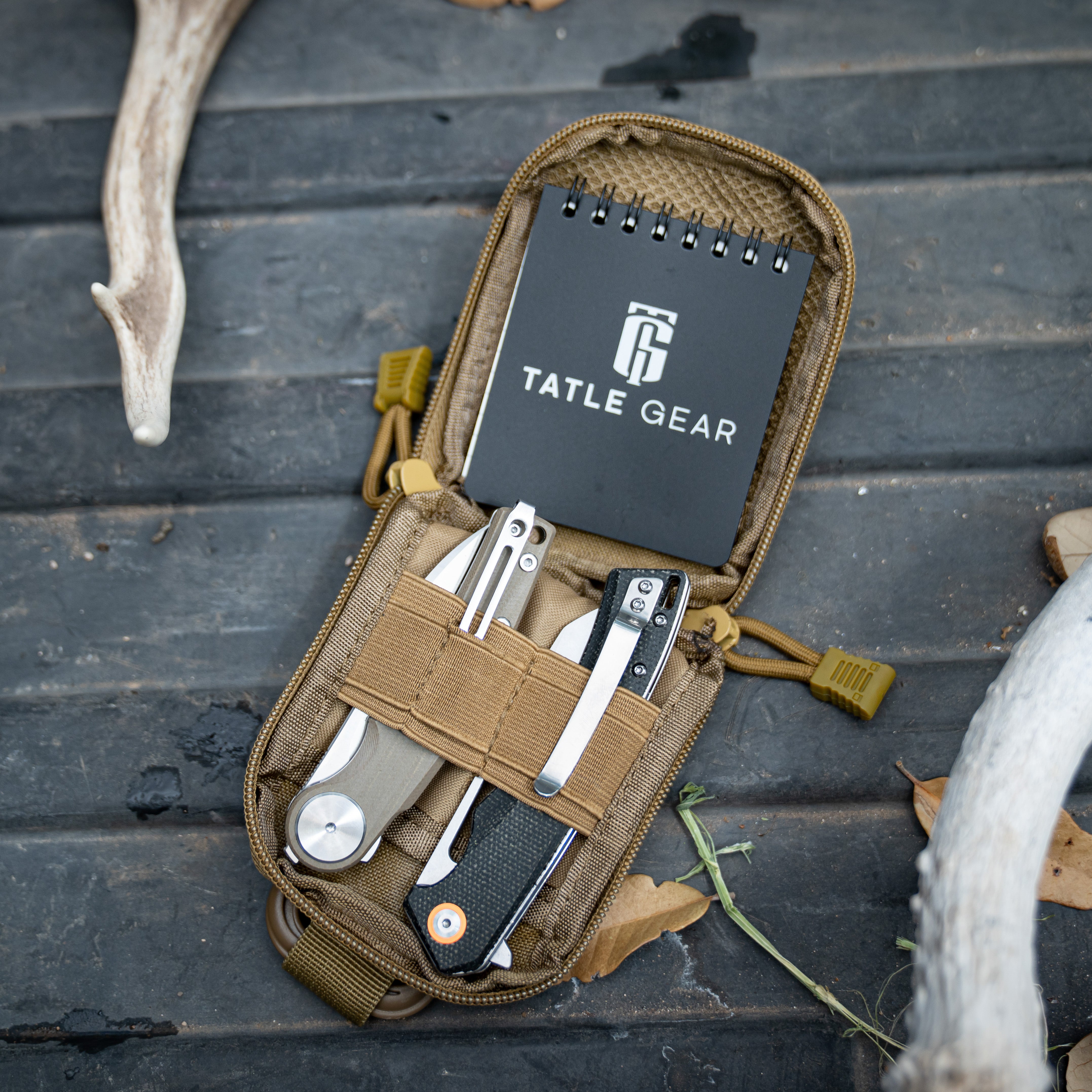 The Tatle Gear Pocket Organizer With Knives In It